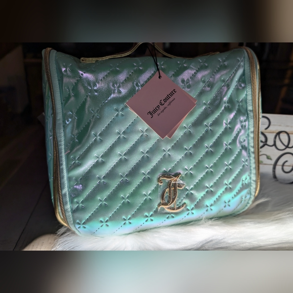 🆕 Gorgeous 😍 JC Quilted Logo Cosmetic Bag